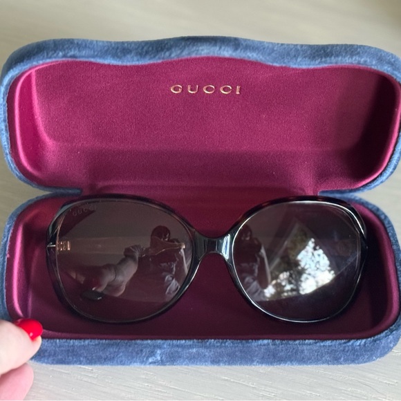 Gorgeous authentic Gucci sunglasses. Great condition! - Picture 3 of 6
